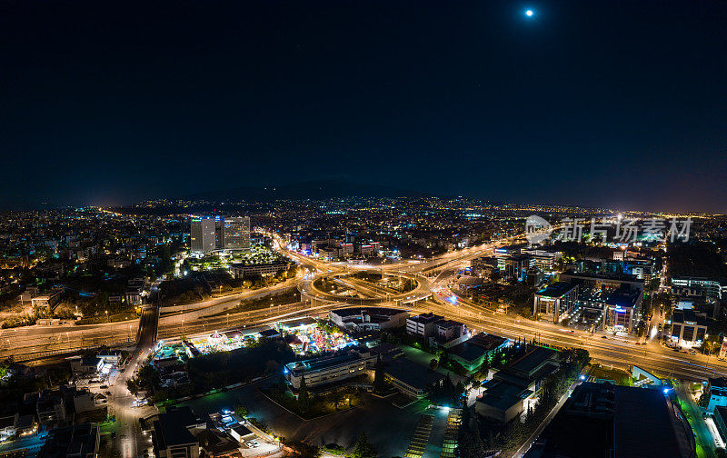 无人机拍摄的雅典北部和Kifisias大道和Attiki Odos交叉口的全景照片，环，daxtilidi在夜间